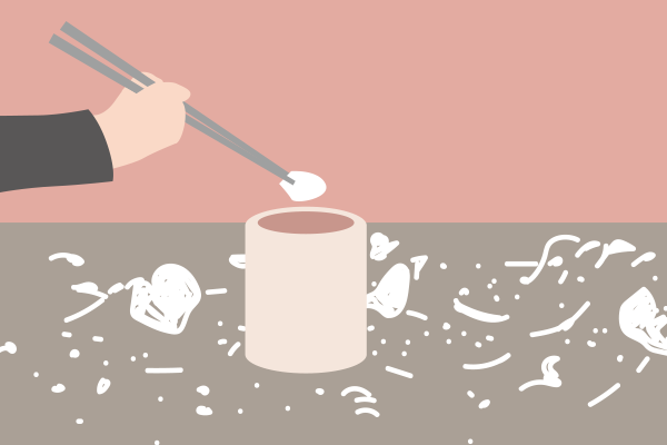 収骨の様子。箸で丁寧にお骨上げする。